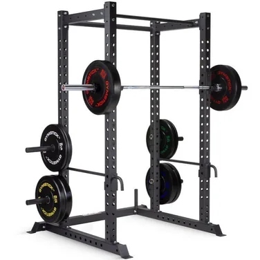 Gymstick Alpha Power Rack -voimahäkki levytangolla ja painolevyillä vaaleaa taustaa vasten.