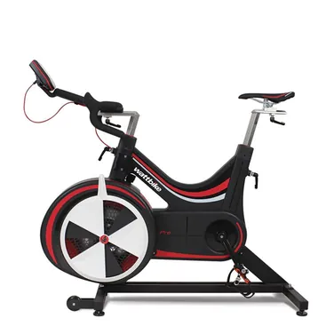 Wattbike Pro sisäpyörä musta-punaisella rungolla ja ilmavastusjärjestelmällä tehokkaaseen sisäharjoitteluun.