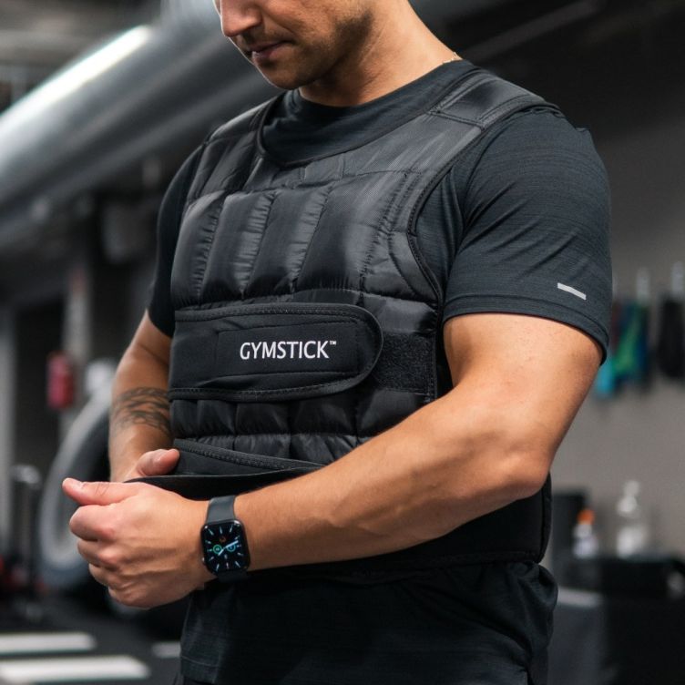 Henkilö käyttää Gymstick Power Painoliiviä kuntosalilla. Säädettävä painoliivi soveltuu lihaskuntoharjoitteluun, juoksuun, kehonpainoharjoitteluun ja toiminnalliseen harjoitteluun.