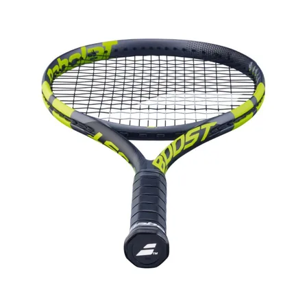 Harmaa ja keltainen Babolat Boost Aero 2026 -tennismaila valkoisella taustalla.