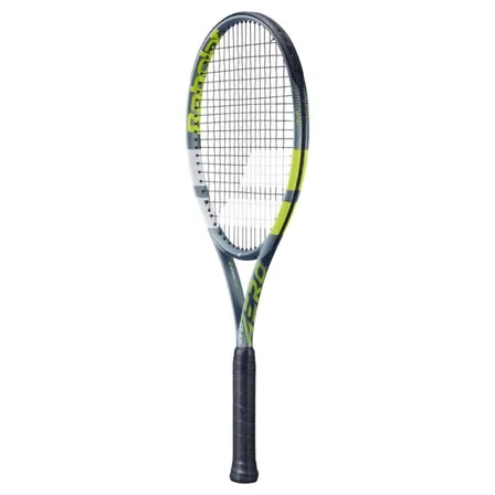 Harmaa ja keltainen Babolat Evo Aero Gen2 -tennismaila valkoisella taustalla.