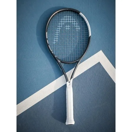 Head Speed MP 2026 -tennismaila sinisellä tenniskentällä.