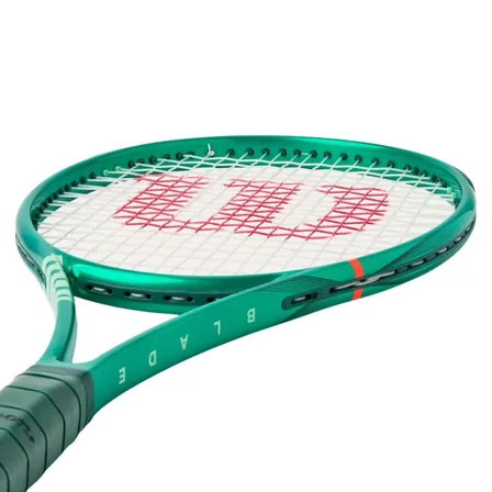 Vihreä Wilson Blade 98 18x20 V10 -tennismaila lähikuvassa, jossa näkyvät tiheä 18x20-jännekuvio ja Championship Green -väritys.