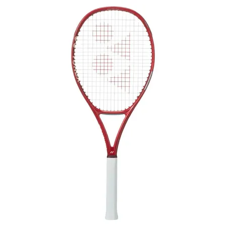 Punainen Yonex VCORE 100 Ruby Red -tennismaila valkoisella gripillä ja 16x19-jännekuviolla valkoisella taustalla.