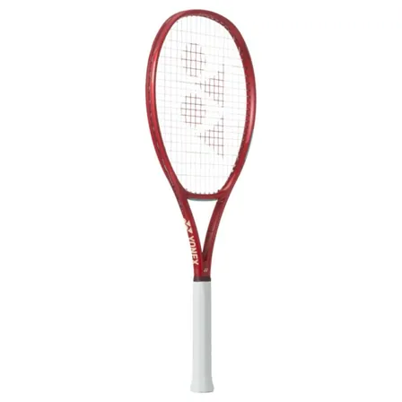 Punainen Yonex VCORE 98 Ruby Red -tennismaila valkoisella gripillä ja 16x19-jännekuviolla valkoisella taustalla.