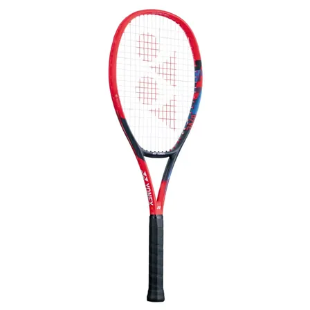 Punainen Yonex VCore Game 2023 -tennismaila valkoisella taustalla.